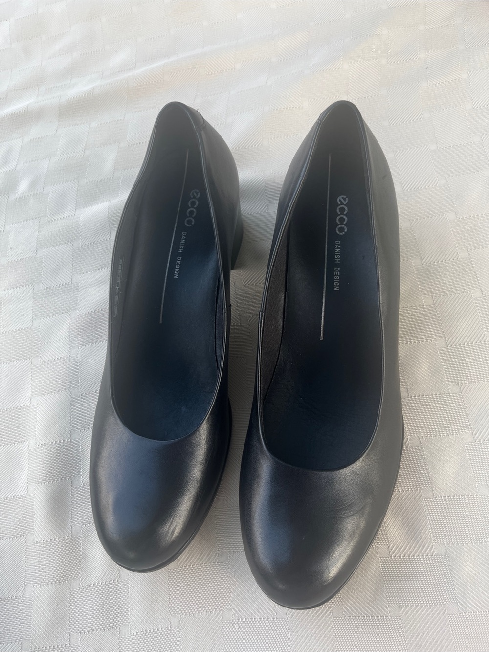 Ecco Black Leather Women's Low Block Heel Pumps